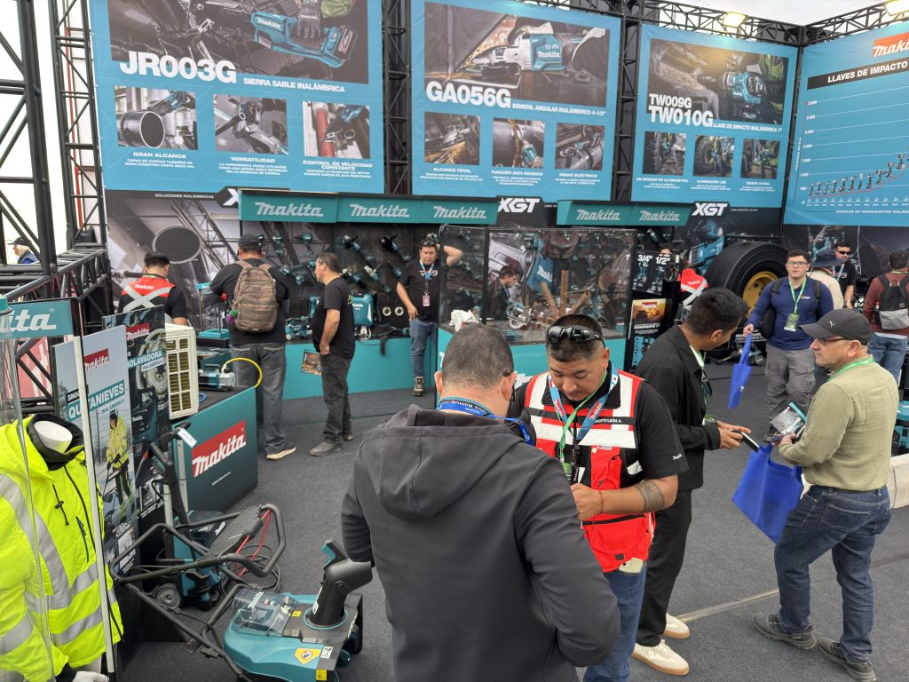 Publico dentro del stand de Makita Chile en Exponor 2026