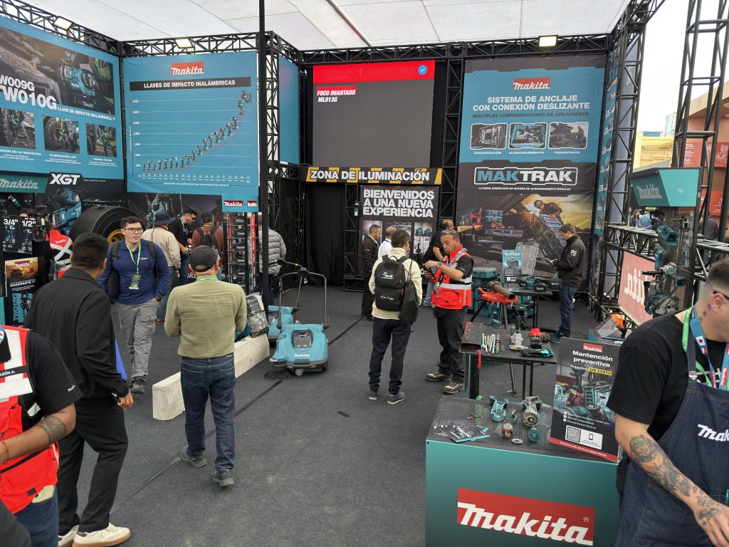 Experiencia de publico en el interior del stand de Makita Chile en Exponor 2026 de Antofagasta