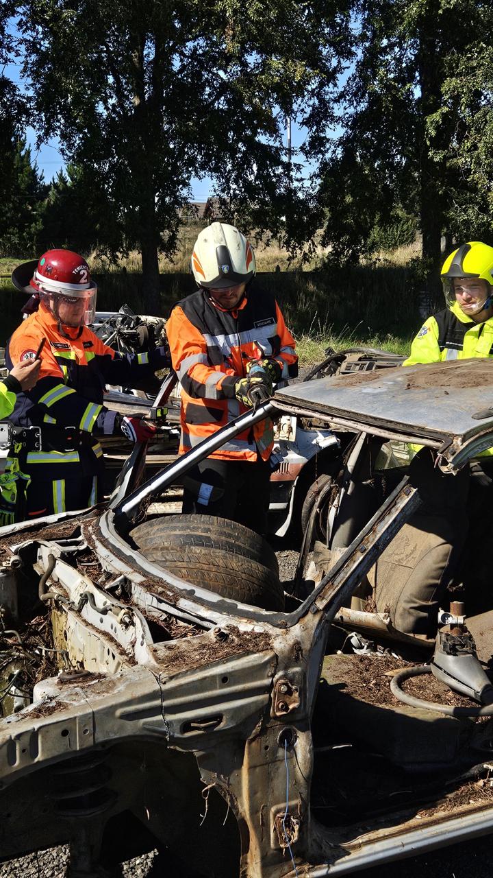Bomberos en ejercicio de rescate vehicular